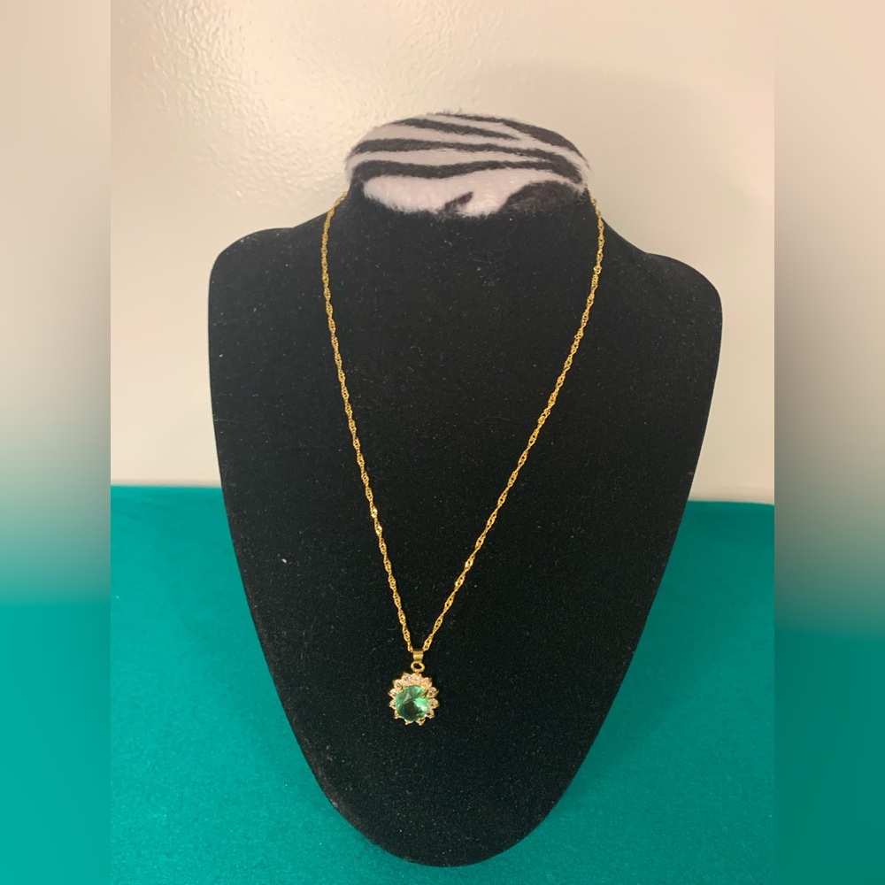 Elegant Gold and Green Pendant Necklace